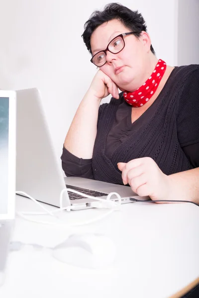 Pensif dans le bureau — Photo